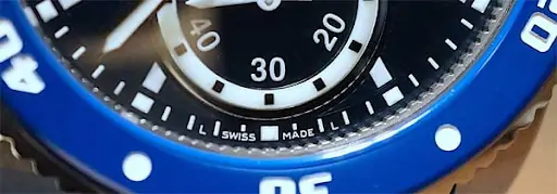 Chiếc đồng hồ Thụy Sĩ có chữ “L Swiss Made L” trên mặt đồng hồ 